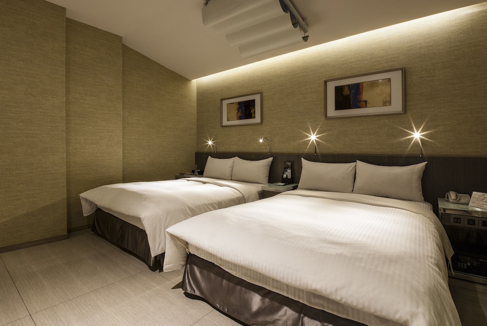 Exquisite Quad Room (Partially with Skylight) photo 2