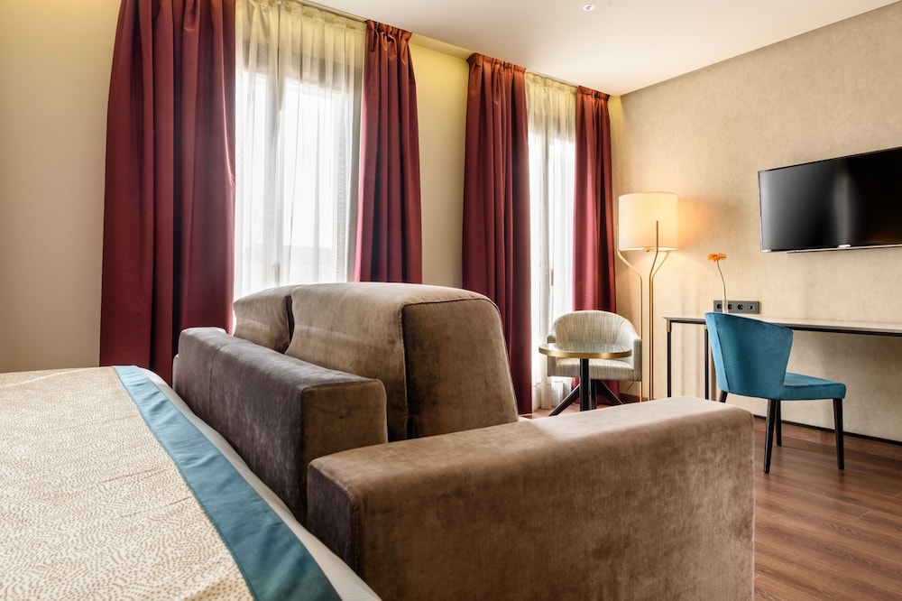 Deluxe Double Room (with Sofa Bed for Child)