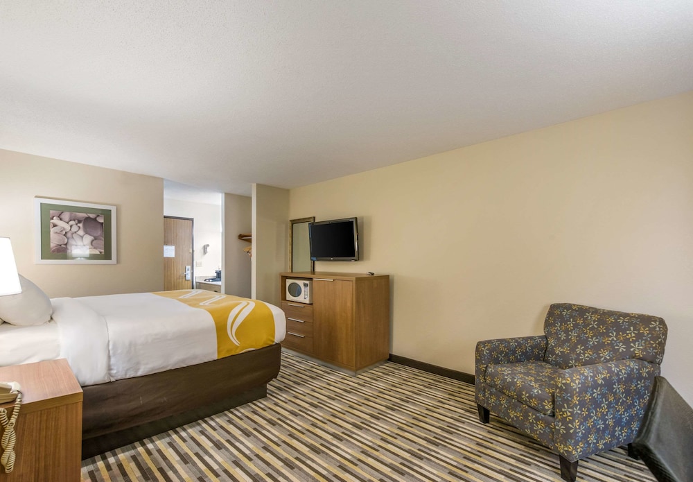 Standard Room, 1 King Bed, Non Smoking - Photo 3