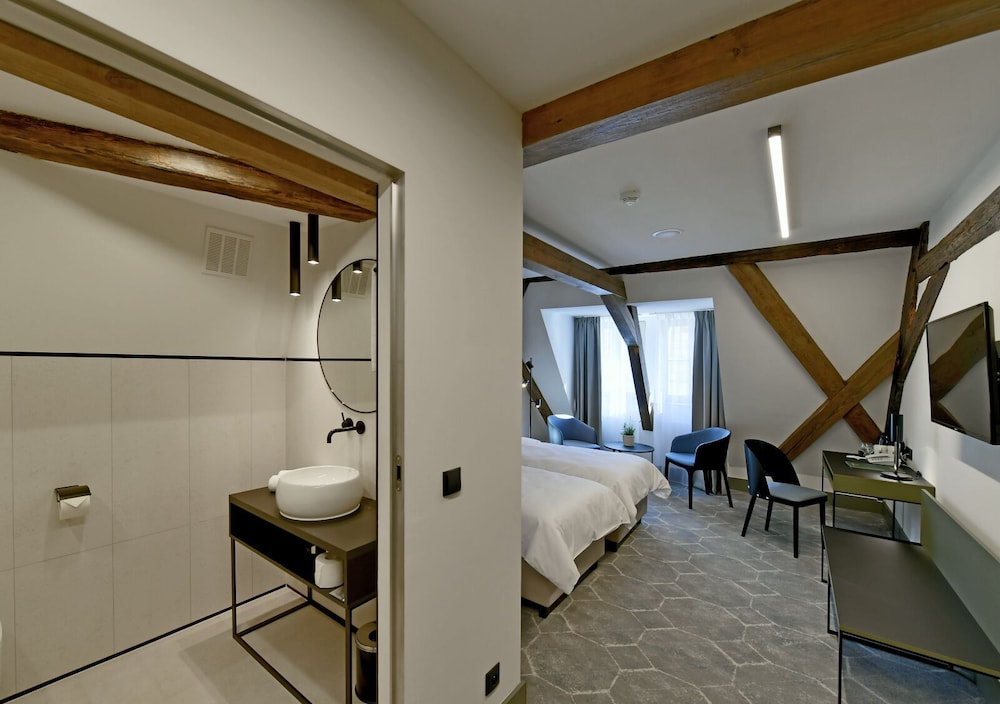 Standard Twin Room - Photo 8