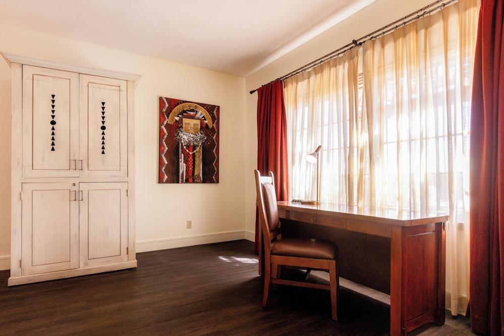 Superior Suite, 1 King Bed, Mountain View (One Bedroom King Suite)