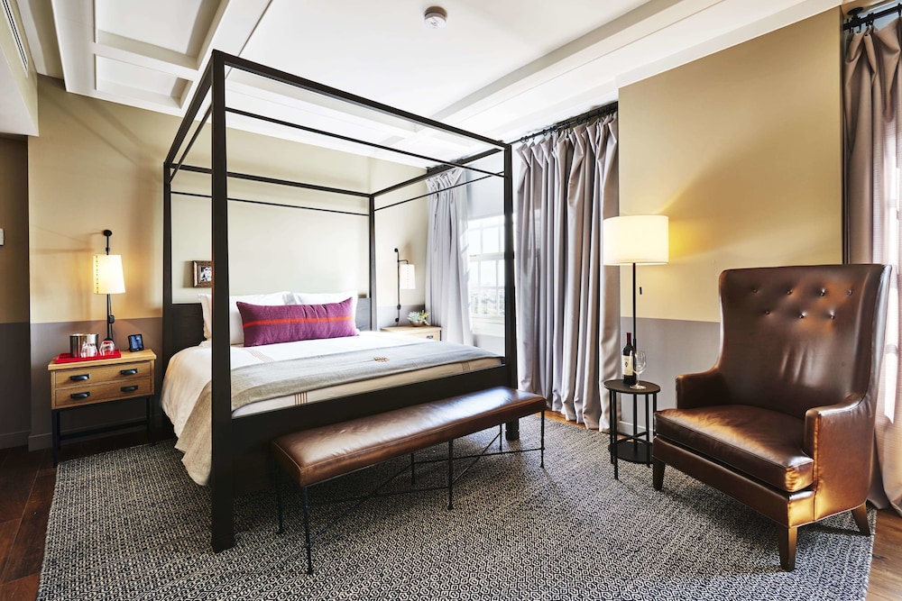 Deluxe Room, 1 King Bed, Mobility Accessible - Photo 2