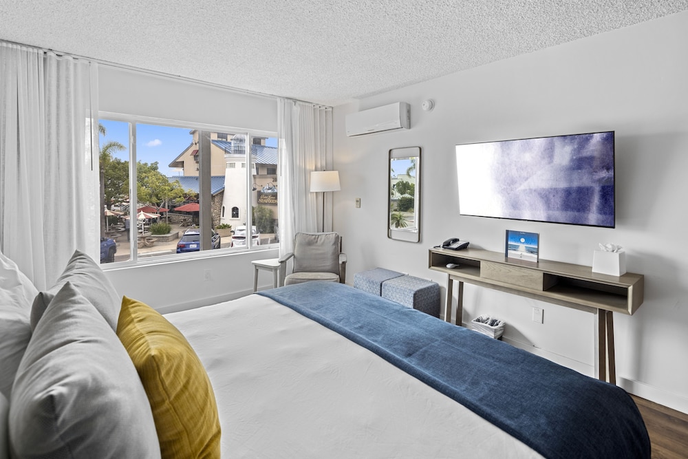 Deluxe Room, 1 King Bed, Harbor View, Poolside photo 3