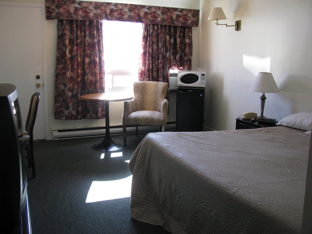 Standard Room, 1 Queen Bed photo 3