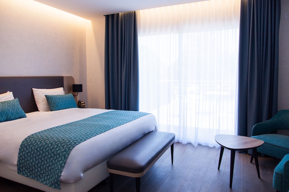 Luxury Double Room, 1 King Bed, Pool View photo 3