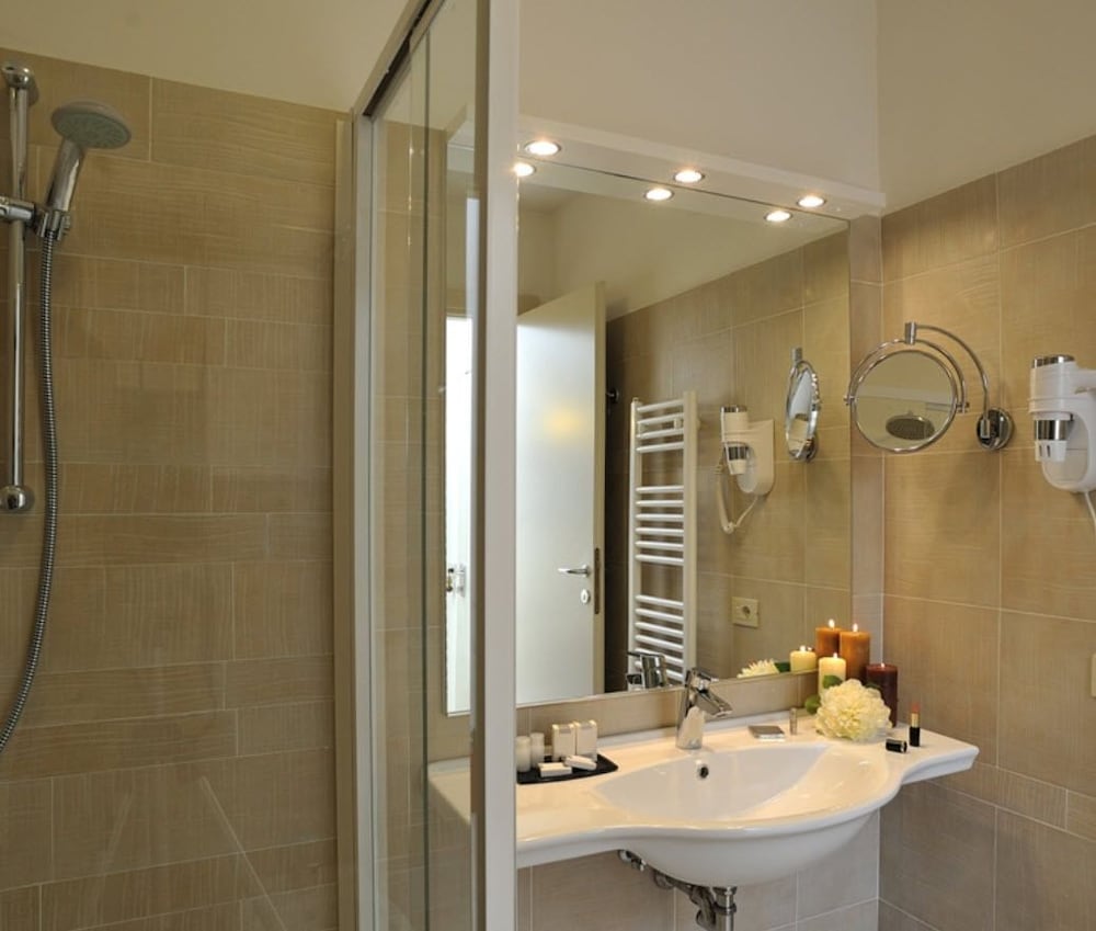 Standard Double or Twin Room - Photo 4