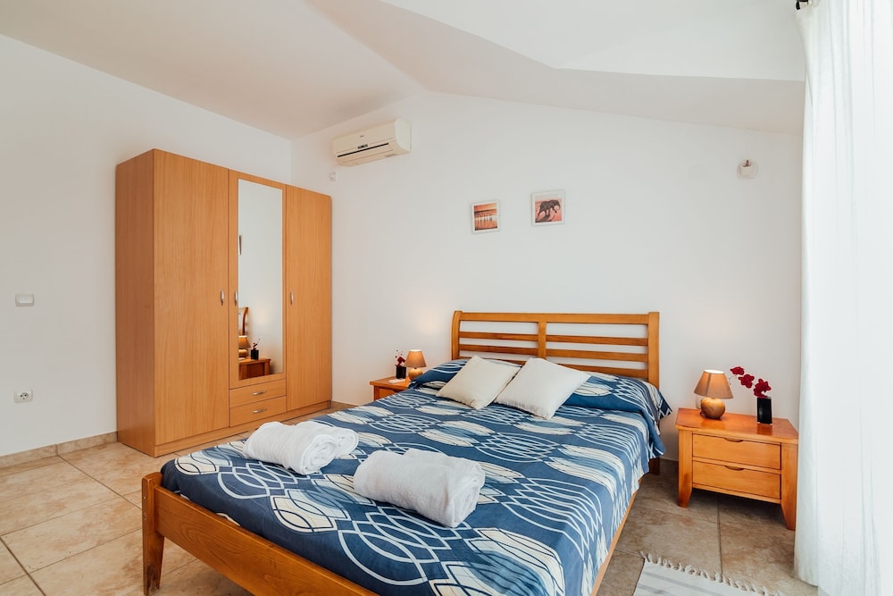 House, 4 Bedrooms, Balcony, Garden View photo 2