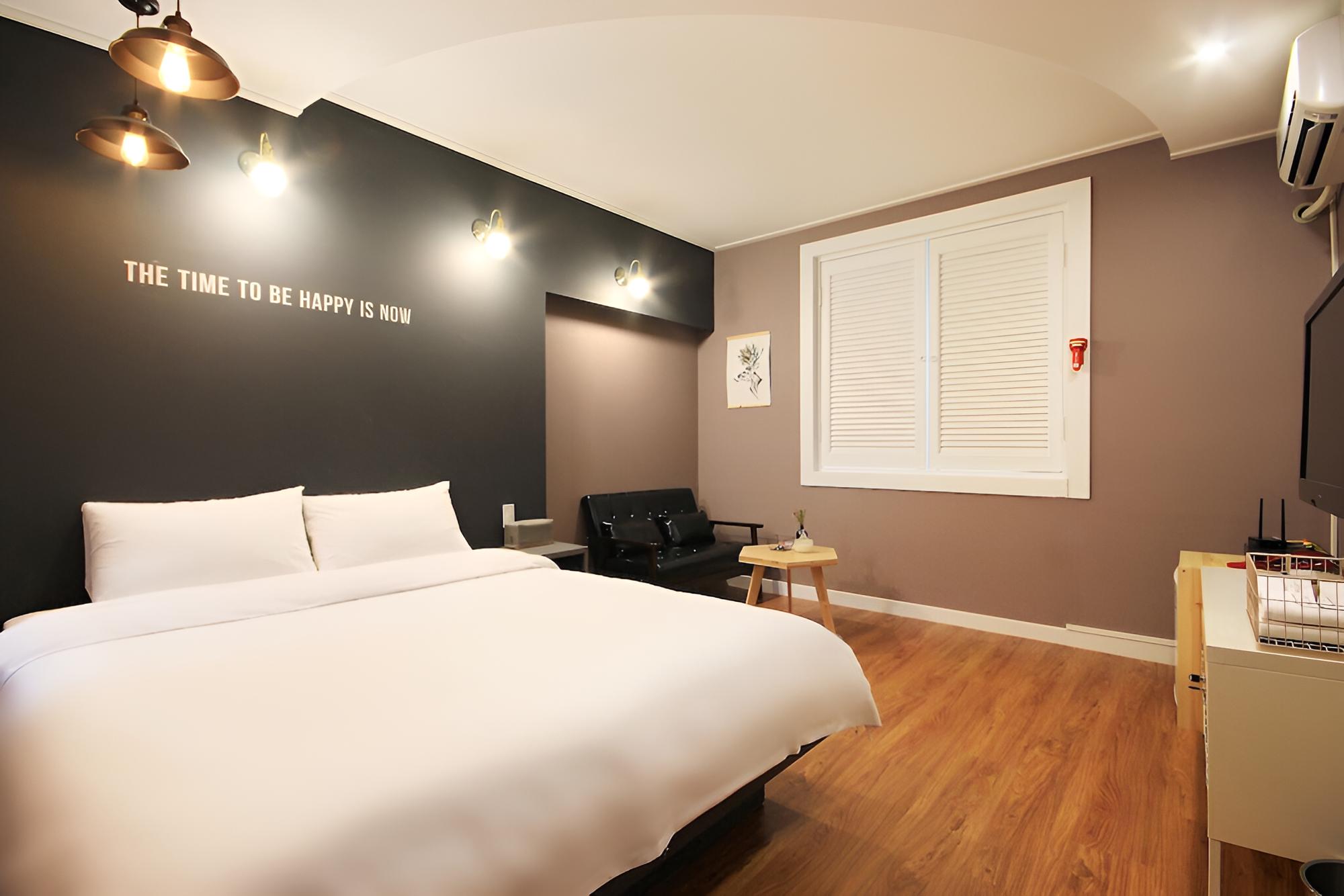 Room (Deluxe (Non-smoking Netflix available) - Photo 4