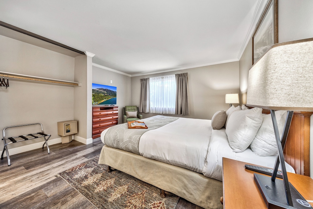 Deluxe Suite, 2 Bedrooms, Poolside - Photo 3
