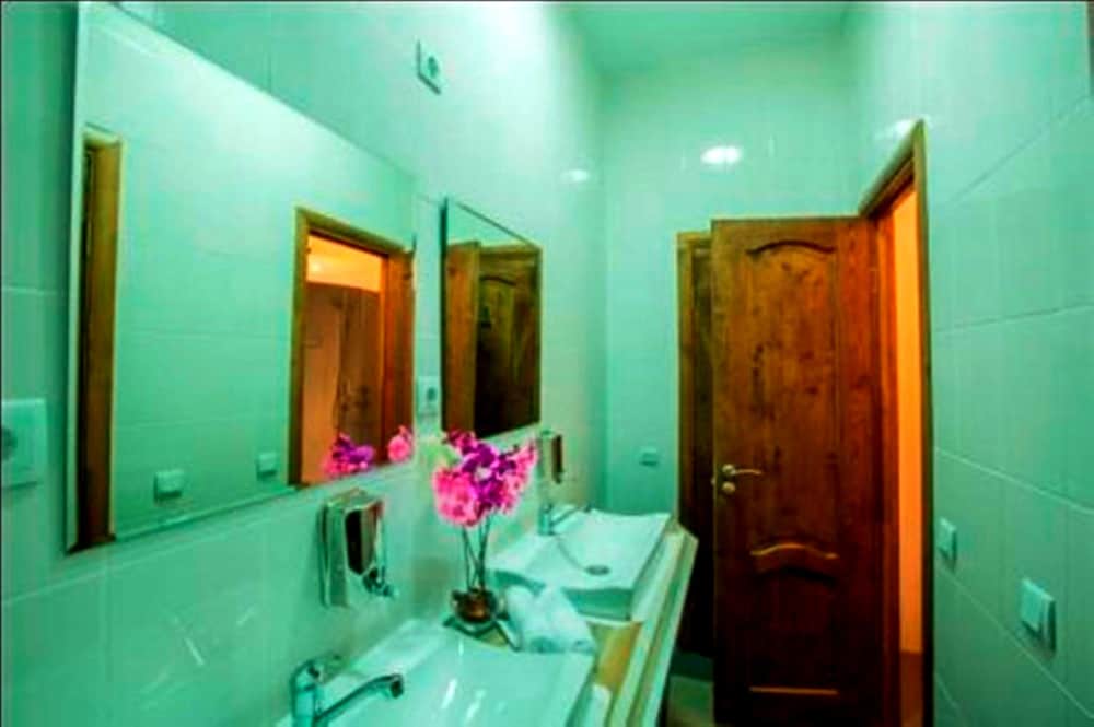 Economy Twin Room, Shared Bathroom photo 3