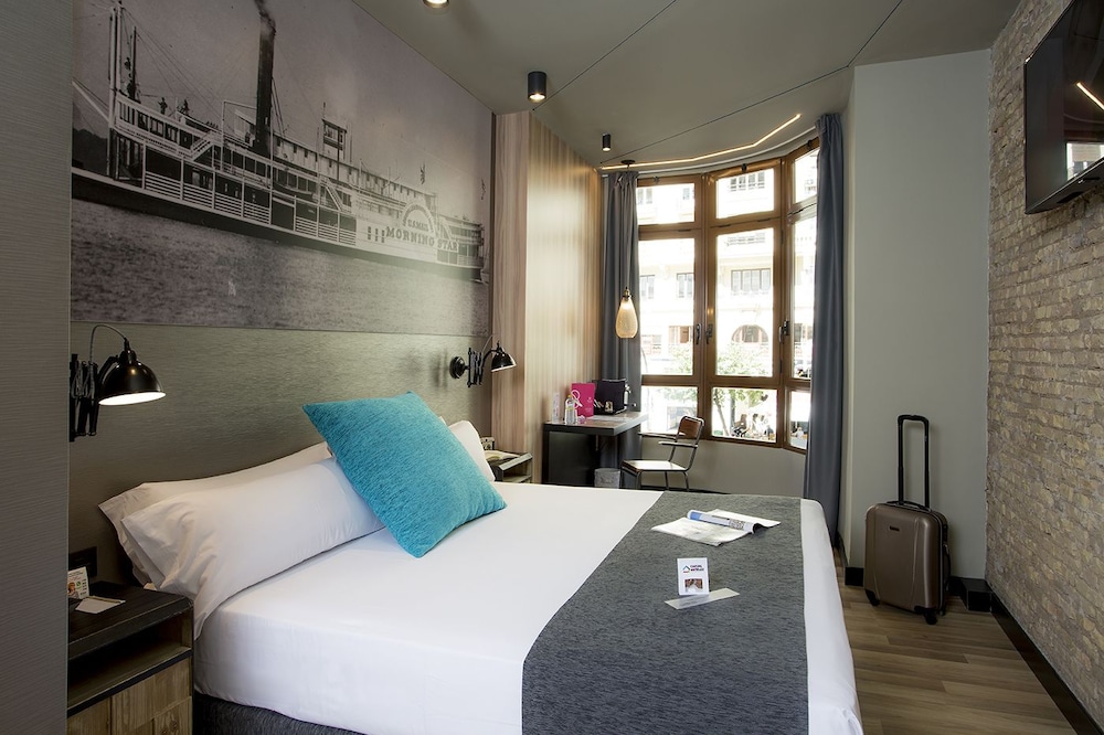 Premium Double Room thumbnail 5