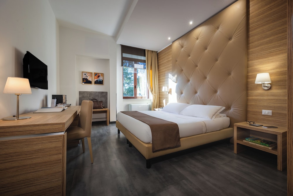 Deluxe Double Room Single Use, 1 Double Bed photo 3