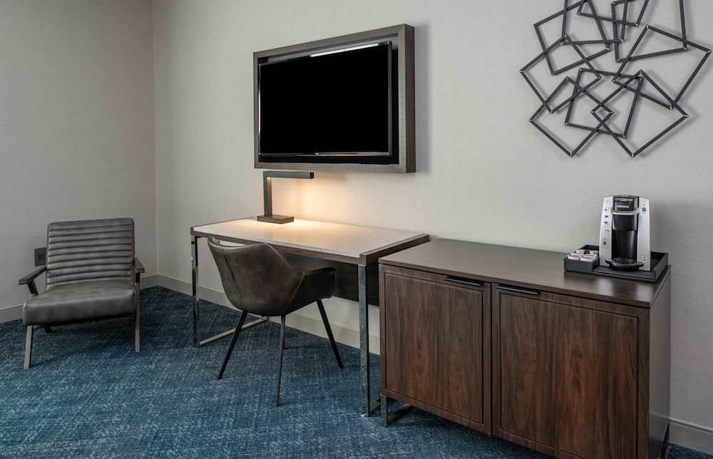 Suite, 1 King Bed, Accessible (Communication, Roll-In Shower) - Photo 5