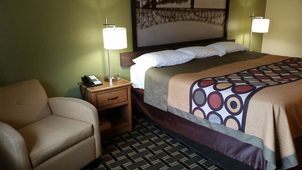 Room (1 King Bed) - Photo 2
