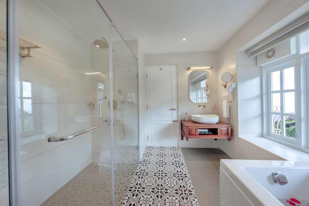 Presidential Room, 1 King Bed, Non Smoking, Private Bathroom photo 2