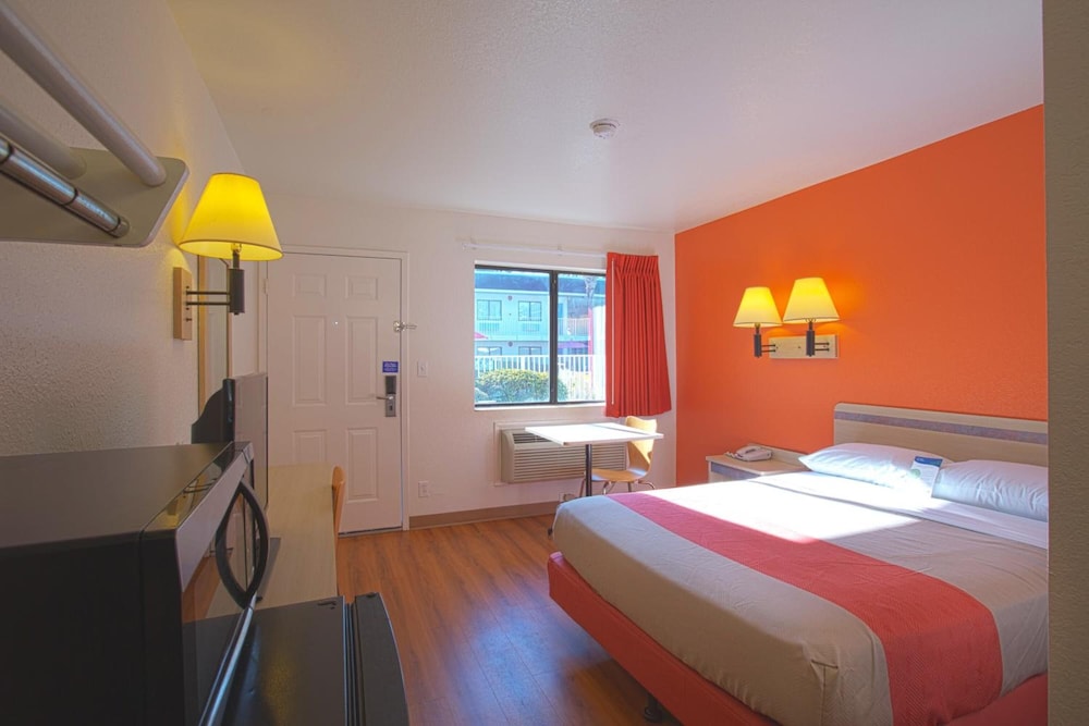 Standard Room, 1 Queen Bed, Refrigerator & Microwave
