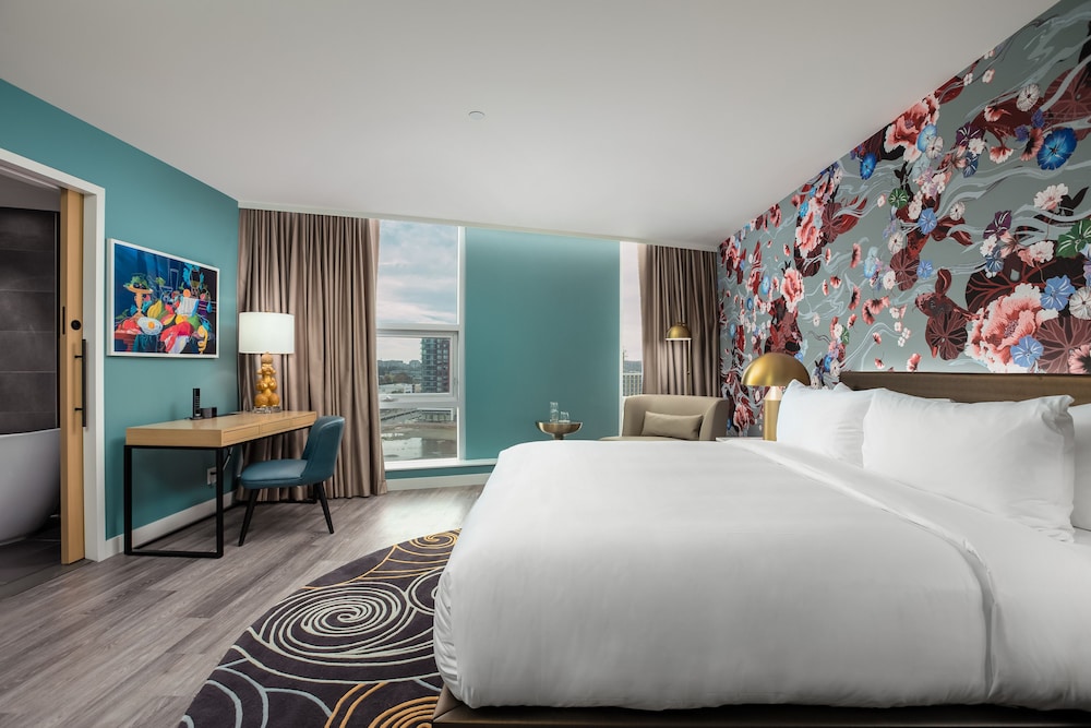 Signature Suite - Photo 4
