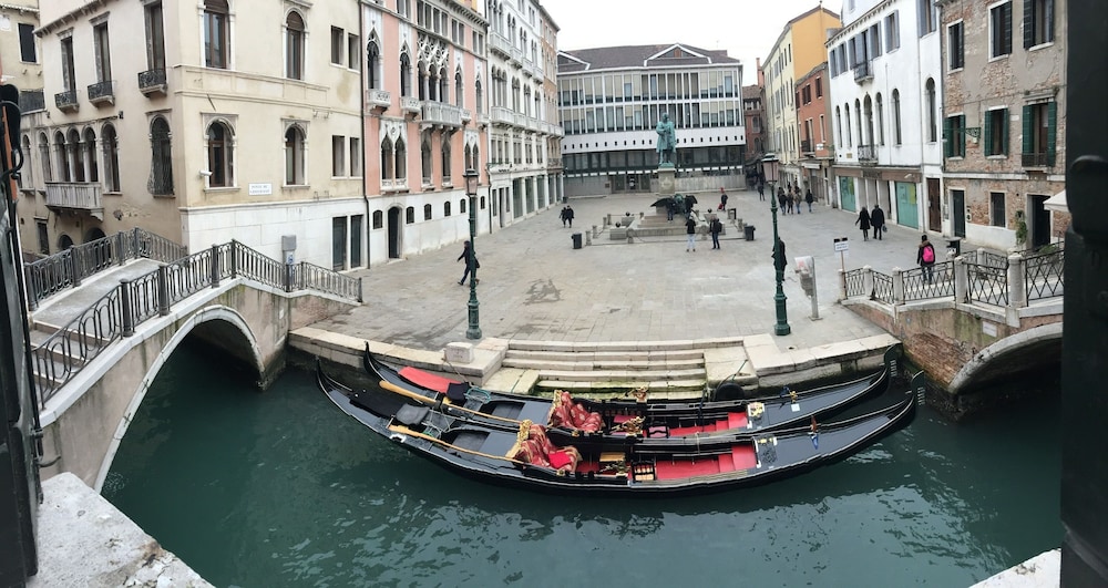 Luxury Studio Suite, Non Smoking, Canal View photo 3