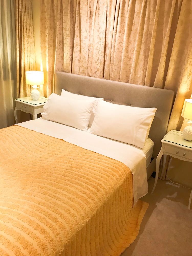 Standard Queen Room With Shared Bathroom photo 2