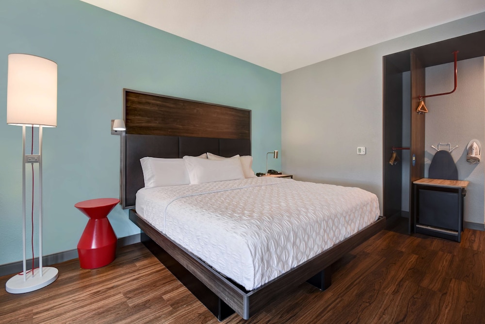 Room, 1 King Bed, Accessible, Bathtub - Photo 9