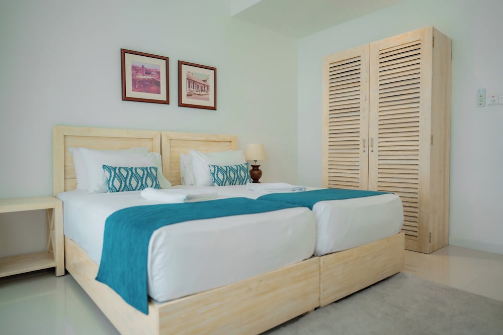 Deluxe Apartment, 3 Bedrooms, Kitchen, Partial Sea View