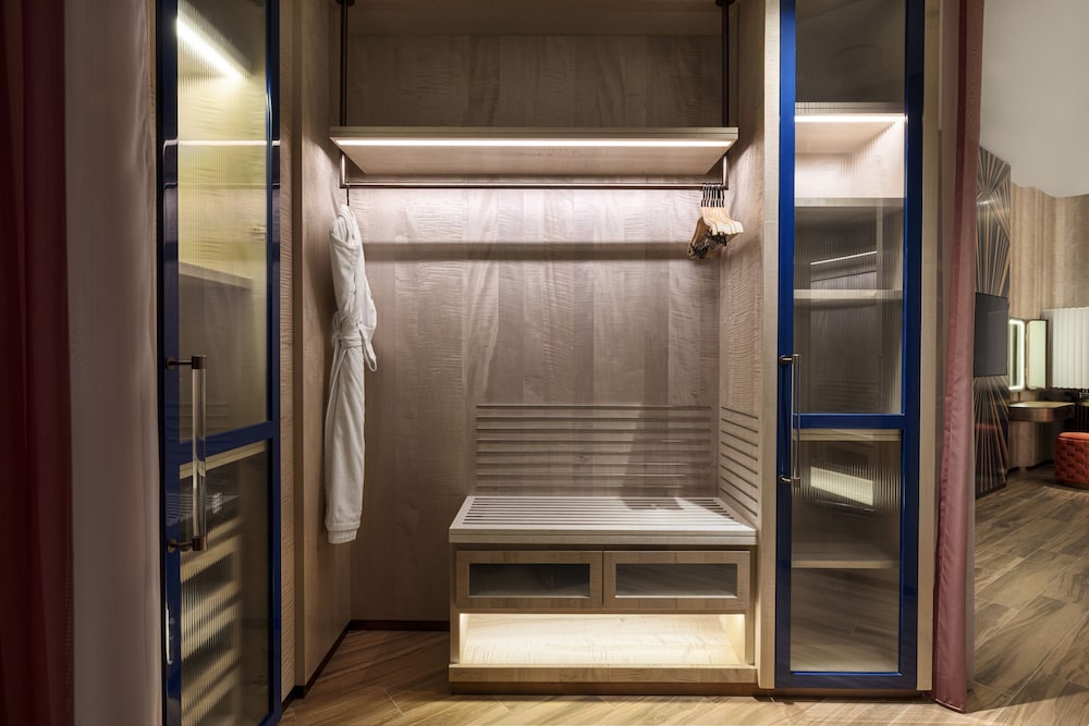 Deluxe Room, 1 King Bed, Balcony, Sea View