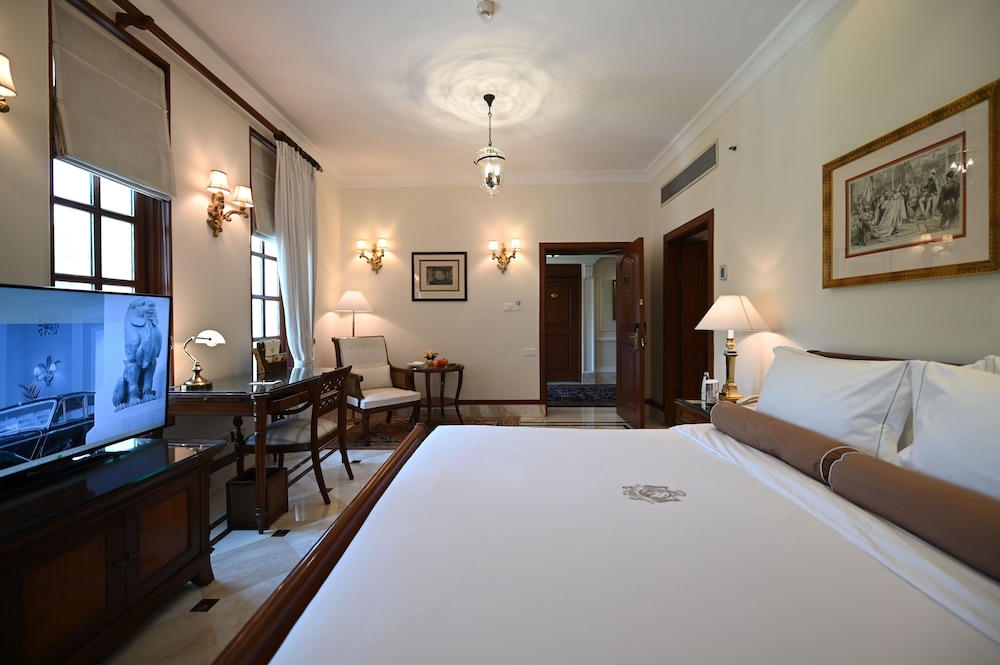 Room, 1 King Bed (Heritage) - Photo 11