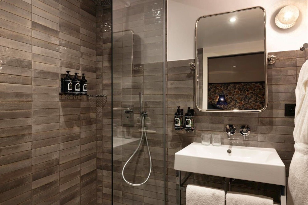 Family Room (with spa access) thumbnail 5