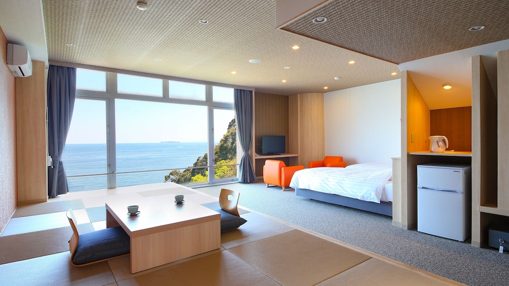 Suite Japanese-Western-Style-Room with 9 Tatami mats(Sea Side) - Shared Bathroom - Non-Smoking photo 1