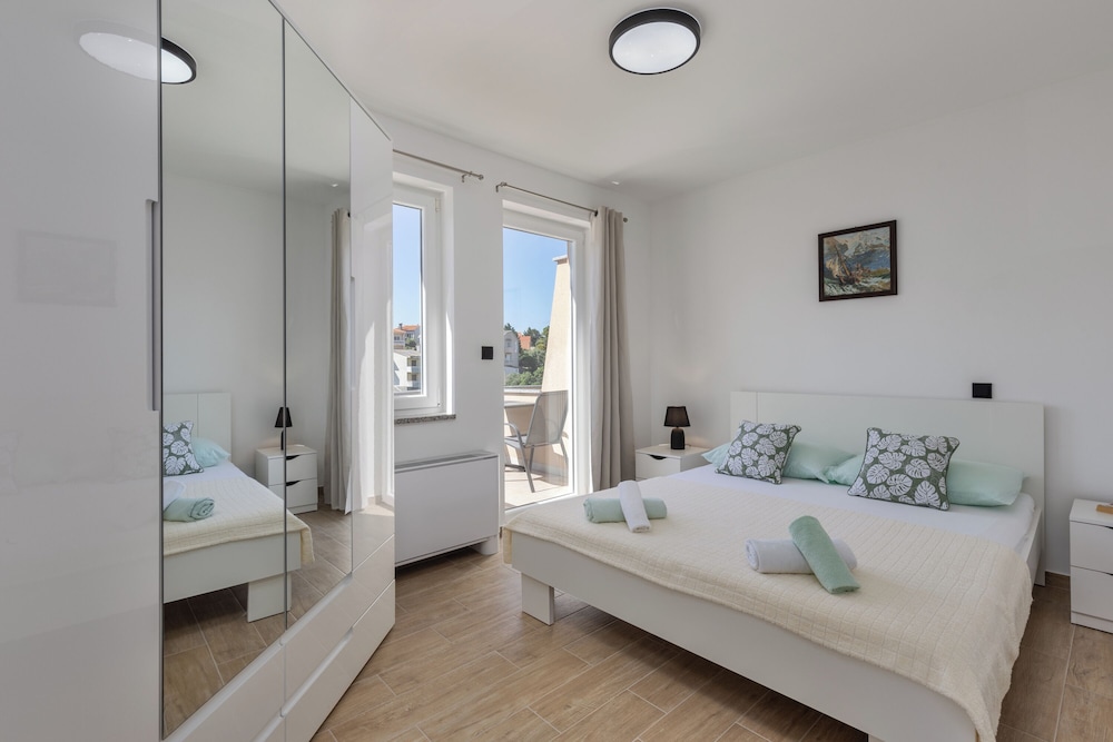 Family Apartment, Multiple Bedrooms, Sea Facing (Beachfront Apartment Betty)