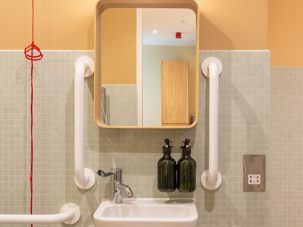 Medium Room - Accessible - Photo 4
