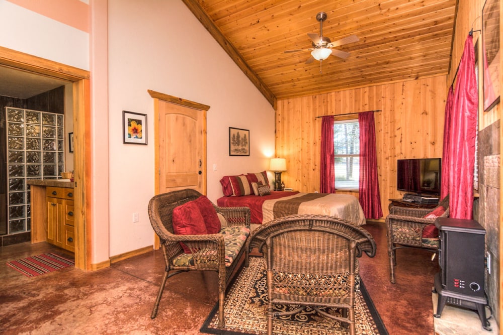 Queen Suite, 1 Bedroom, Kitchenette, Ground Floor photo 1
