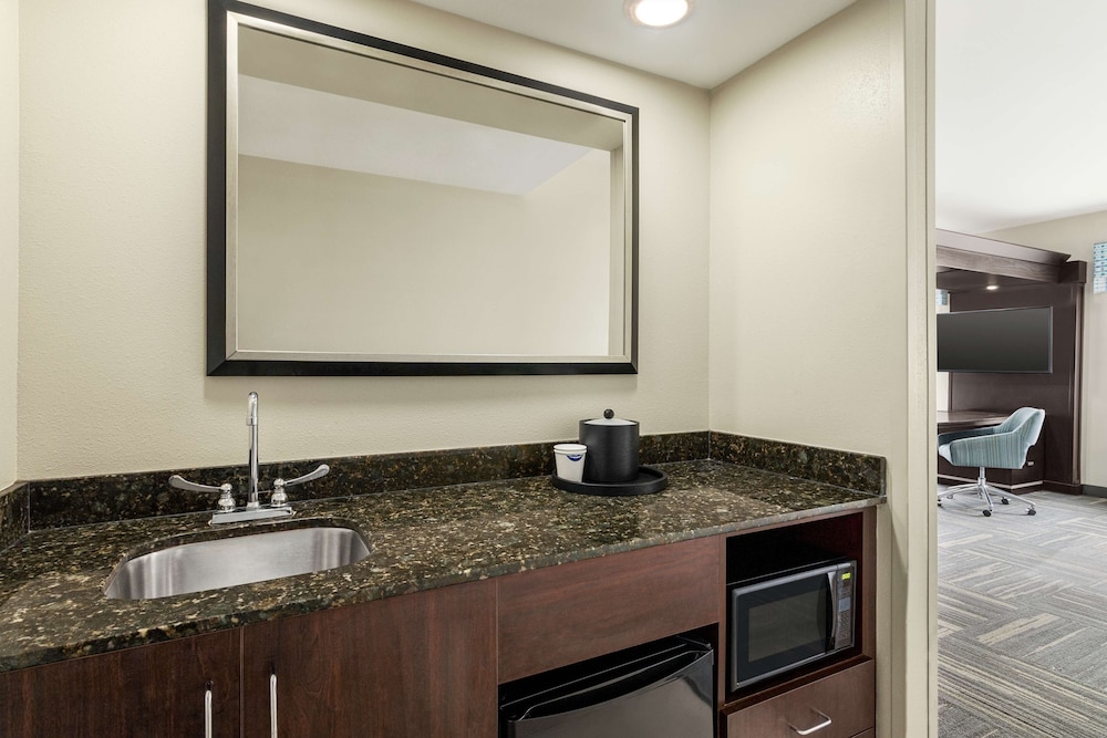 Suite, 2 Queen Beds, Non Smoking - Photo 6