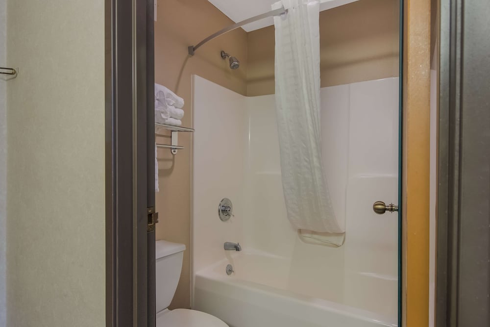 Standard Room, 2 Queen Beds, Non Smoking, Refrigerator & Microwave - Photo 2