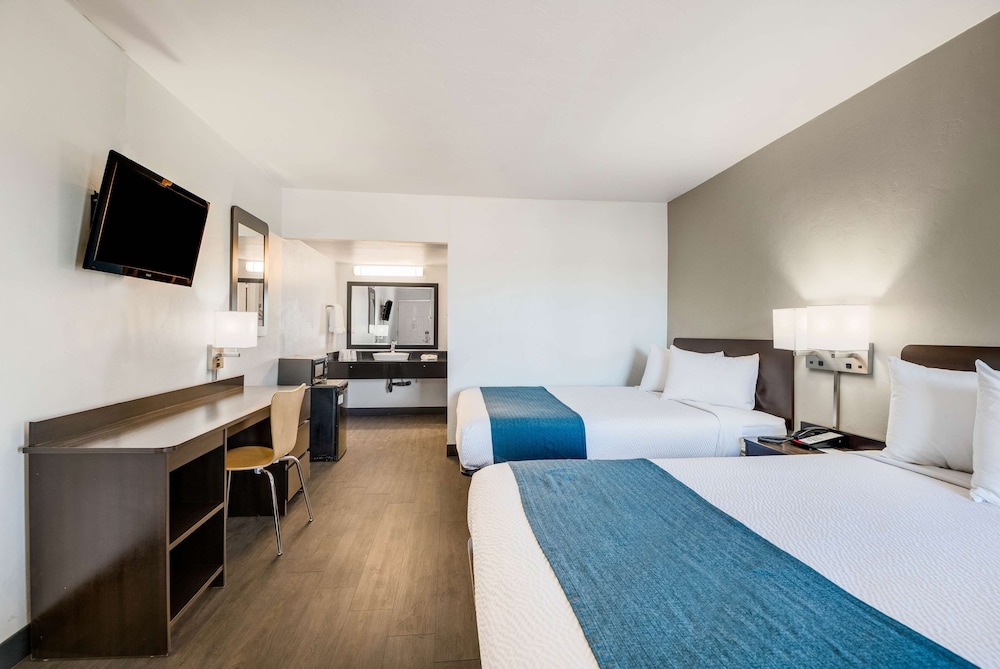 Standard Room, 2 Queen Beds, Non Smoking, Refrigerator - Photo 2