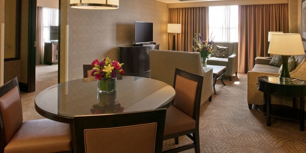 South Suite, 1 King, Non-Smoking - Photo 1