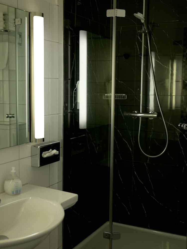 Triple Room thumbnail 6