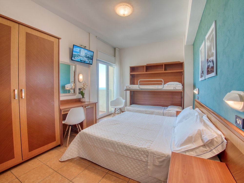 Panoramic Quadruple Room, Balcony, Oceanfront photo 1