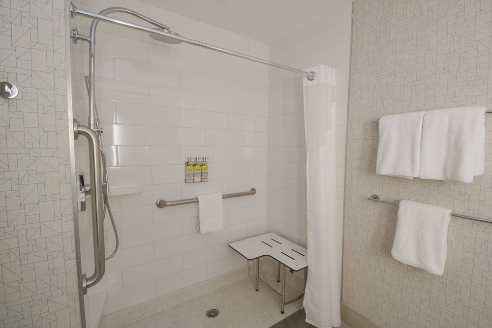 Room, 1 King Bed, Non Smoking (Leisure) - Photo 5