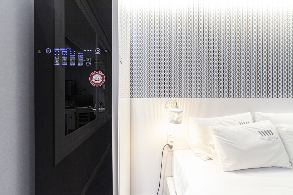 Premium Room - Photo 7