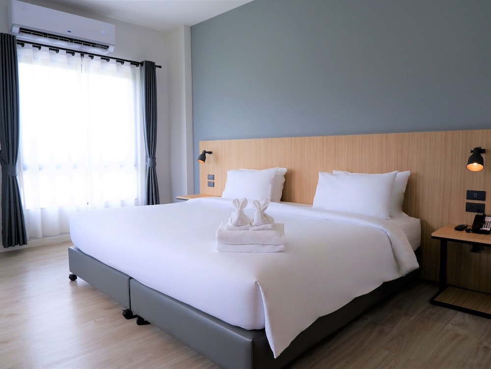 Deluxe Corner King Room - Photo 3