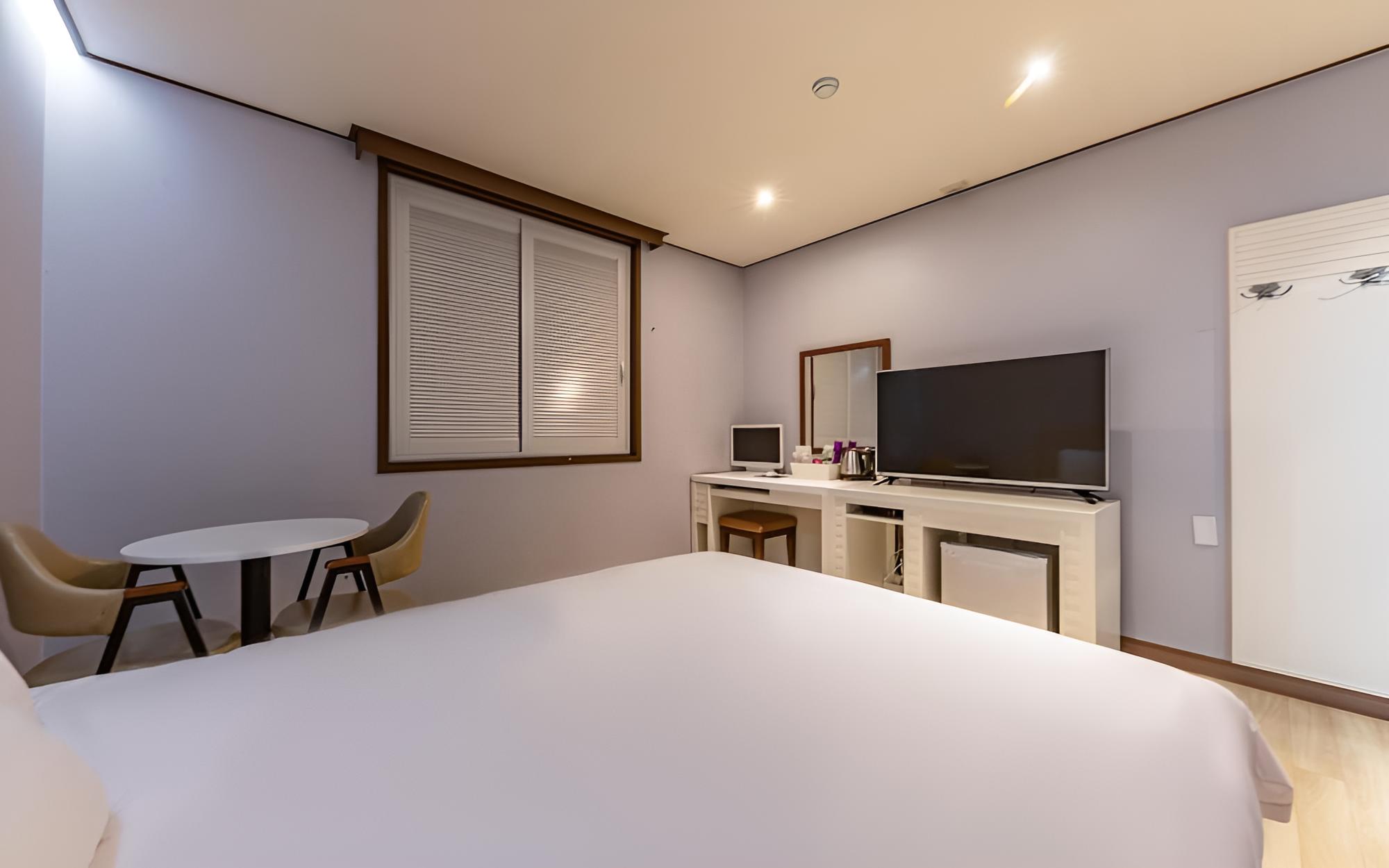Room (Business Standard (Double Bed Hotel B) - Photo 3