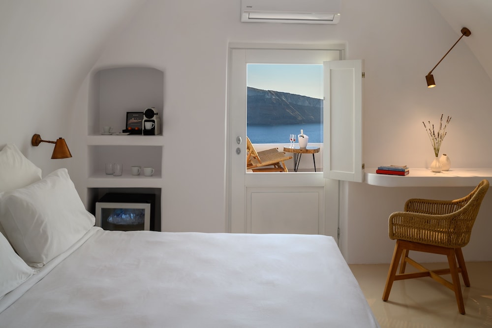 Tramonto Suite with Outdoor Heated Jacuzzi and Sunset View photo 3