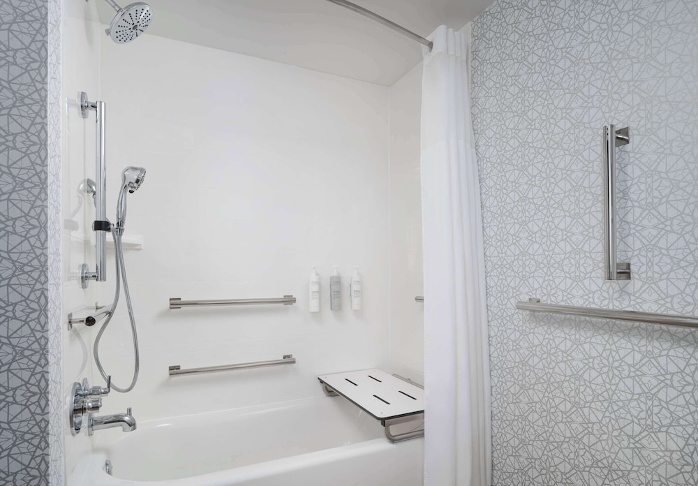 Suite, 1 King Bed, Accessible, Non Smoking - Photo 6