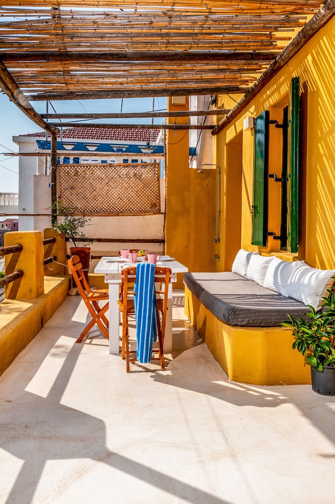 House (YELLOW) photo 2