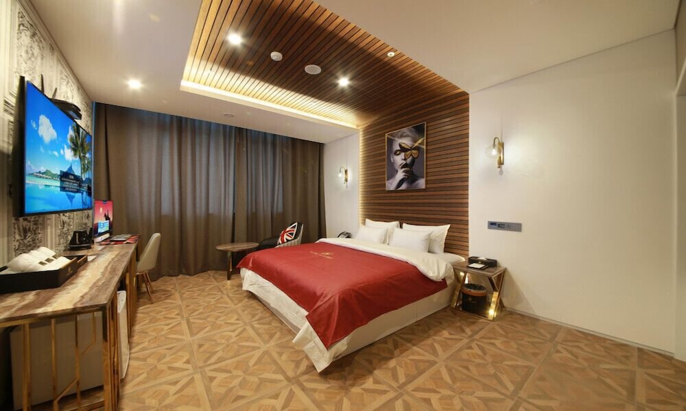 Standard Double Room - Photo 11