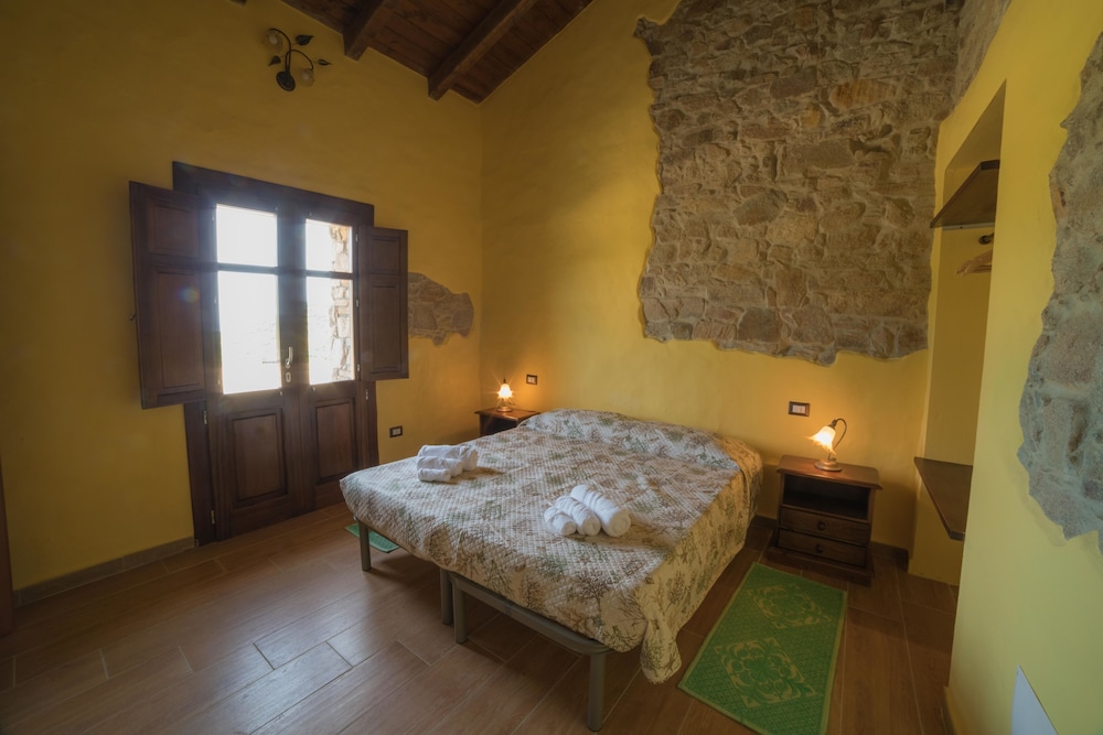 Deluxe Double or Twin Room, Partial Sea View photo 1