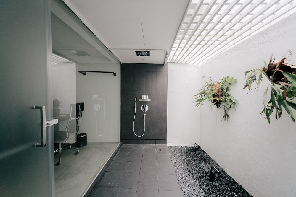 Business Room thumbnail 6