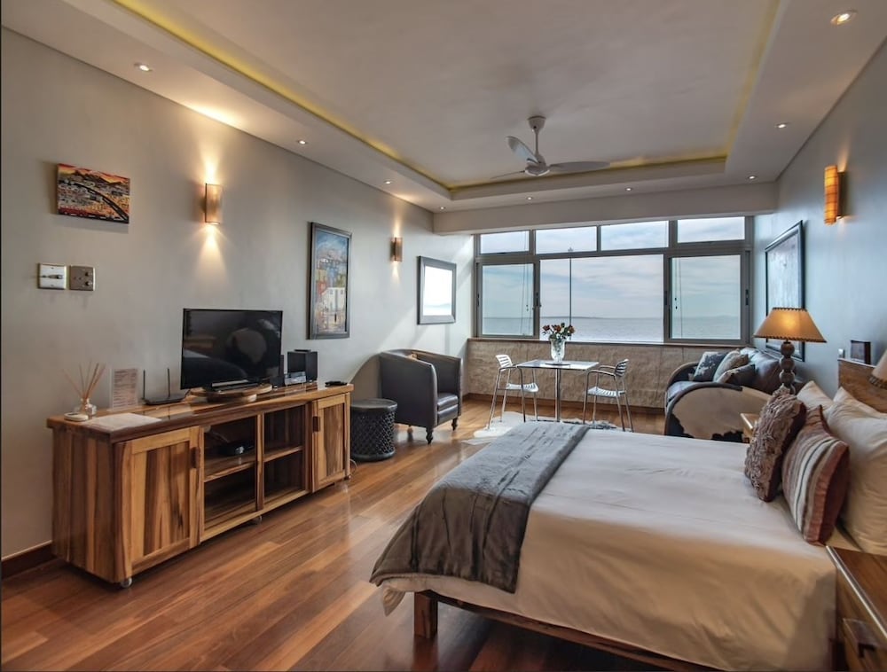 Studio 1 - Mouille Point Beachfront
