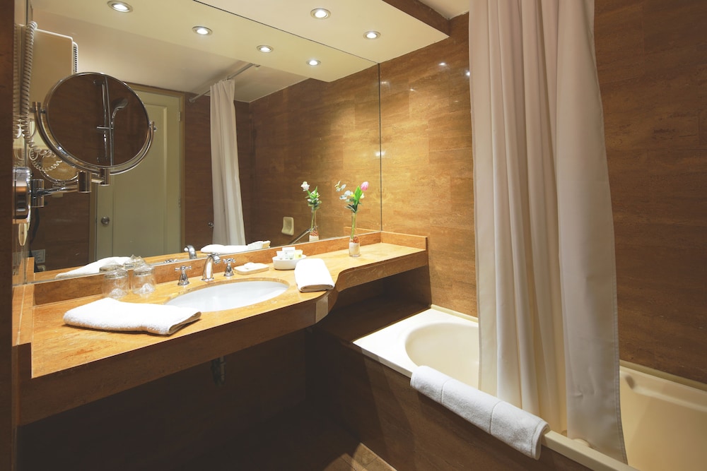 Family Room, 2 Double Beds - Photo 8